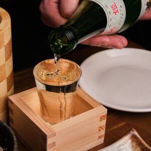 saké entrain d'être versé