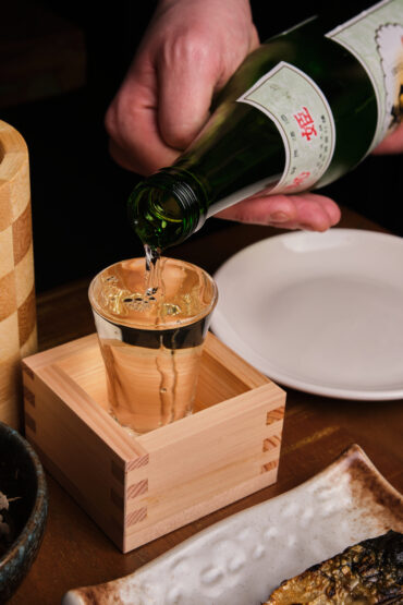 saké entrain d'être versé